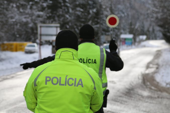 Polícia sprísňuje kontroly zákazu vychádzania, overia si vás na cestách i pri nákupných centrách