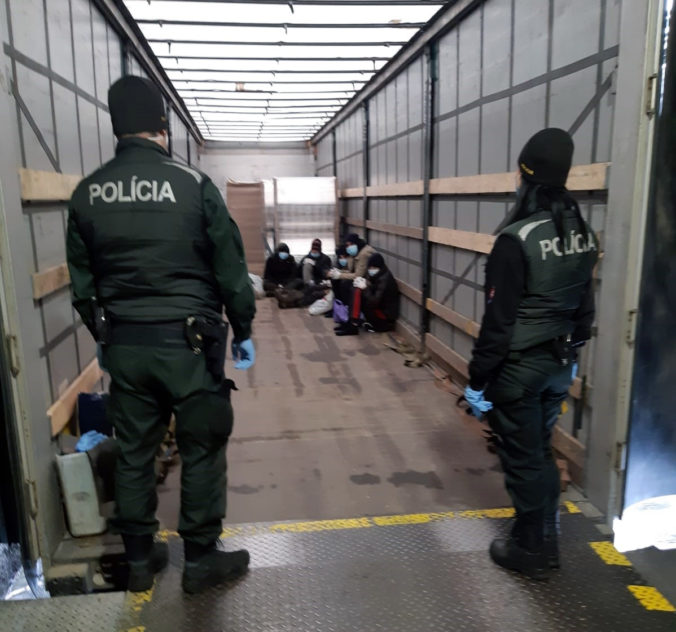 Bulharský kamión viezol okrem tovaru aj migrantov, vo Svite ich chytila slovenská polícia