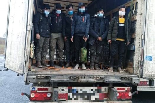 Policajti odhalili medzi Prešovom a Košicami sedem nelegálnych migrantov prevážaných v kamióne