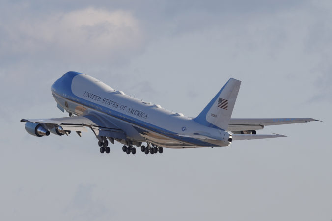 Na základňu, kde parkuje aj Air Force One prezidenta USA, prenikol muž a dostal sa do vládneho lietadla