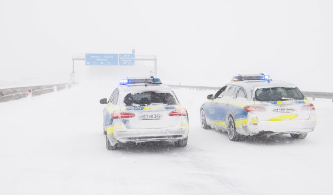 Sever a západ Nemecka zasiahla snehová búrka, sneh narobil problémy aj v Holandsku