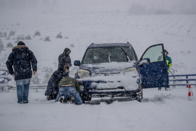 Vodiči museli pre husté sneženie spať na diaľnici D1, na ceste do Prahy sú stále rozsiahle kolóny