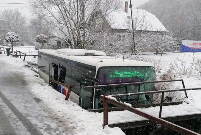 V obci Horná Ves havaroval autobus, skončil v potoku (foto)