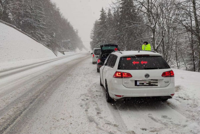 Cesta medzi Štrbou a Šuňavou je neprejazdná, situáciu komplikuje slabá viditeľnosť a sneženie