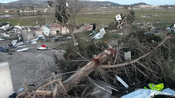 Tureckým letoviskom sa prehnalo tornádo, zanechalo za sebou spúšť a niekoľko ranených (video)