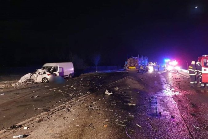 Za Prešovom sa stala tragická dopravná nehoda, osobné auto sa zrazilo s kamiónom a dodávkou