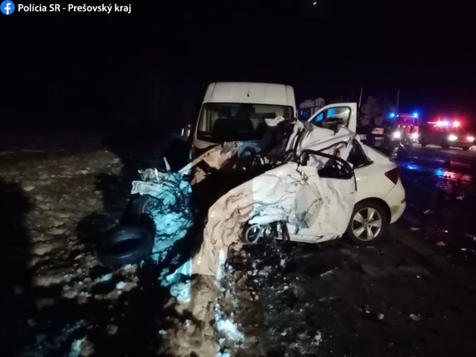 Tragická zrážka štyroch áut si vyžiadala jednu obeť, totožnosť mŕtveho vodiča polícia zatiaľ nepozná