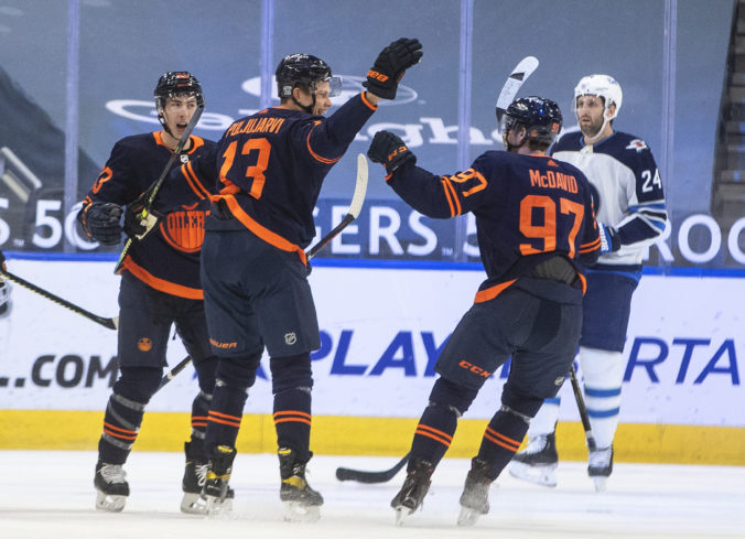 McDavid potiahol Edmonton k triumfu a pripísal si 500. bod, ale Šťastného neprekonal (video)