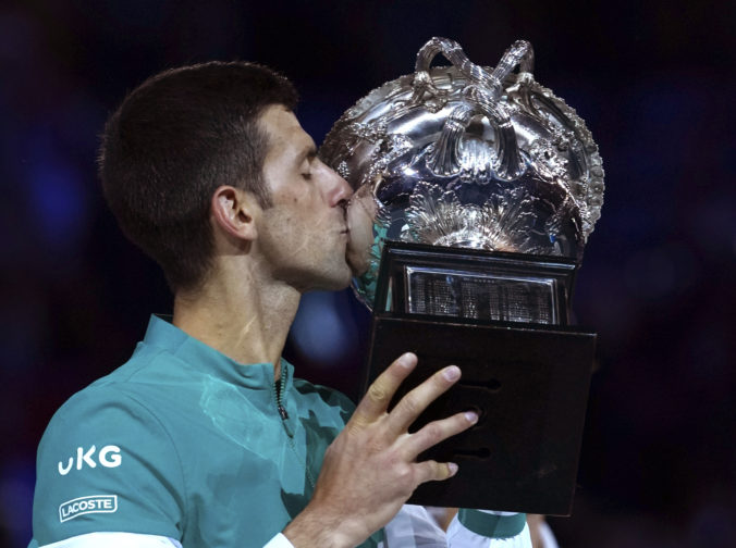 Djokovič je deviatykrát šampiónom na Australian Open, Medvedevovi preťal víťaznú šnúru (video)