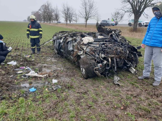 Nehodu pri Nových Zámkoch neprežili traja ľudia, auto skončilo na streche v poli (foto)