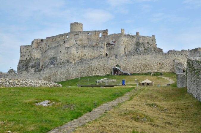 Spišský hrad vlani aj napriek obmedzeniam navštívilo 130-tisíc návštevníkov, zahraniční chýbali