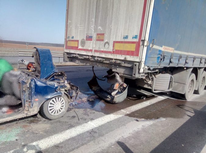 Rýchlostnú cestu R1 museli uzavrieť pre tragickú zrážku kamióna s osobným autom (foto)
