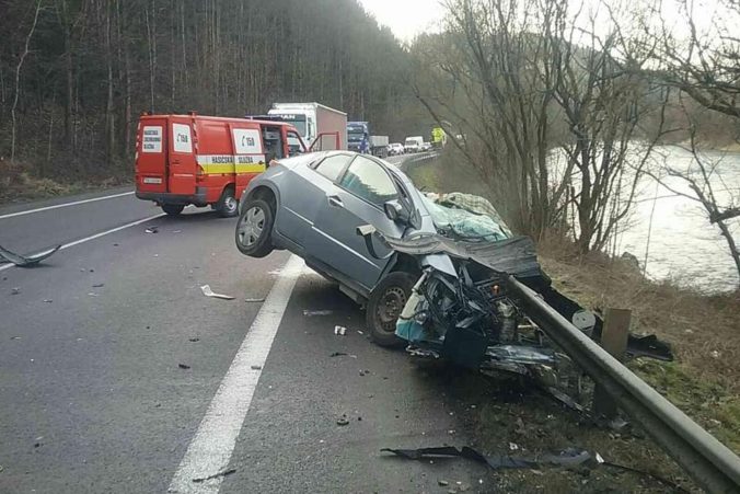 Dychová skúška vodiča kamiónu z tragickej nehody pri Ružomberku bola negatívna