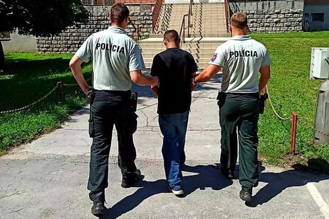 Ministerstvo vnútra nakupuje tričká a polokošele pre policajtov a hasičov za vyše tri milióny eur