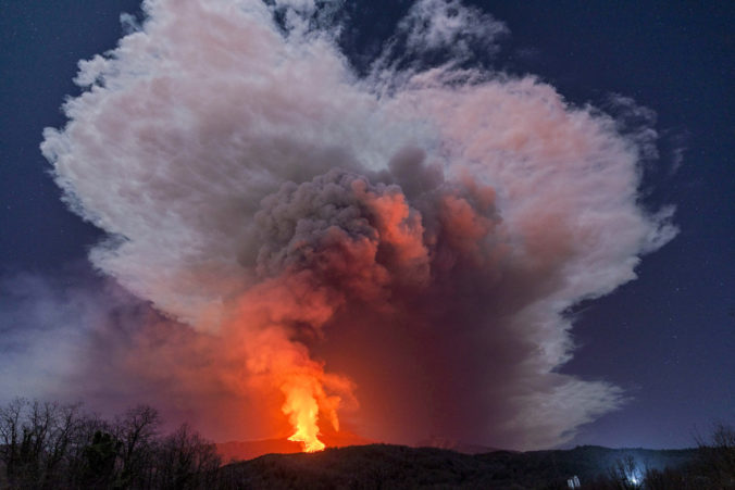 Etna opäť ukázala svoju silu, okolité obce zasypala popolom a lávovými kameňmi
