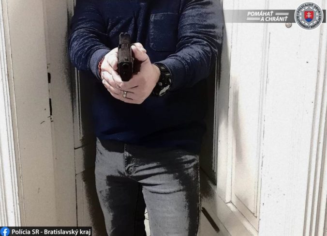 Muž zavolal na vlastnú matku policajtov, po príchode hliadky ich ohrozoval zbraňou