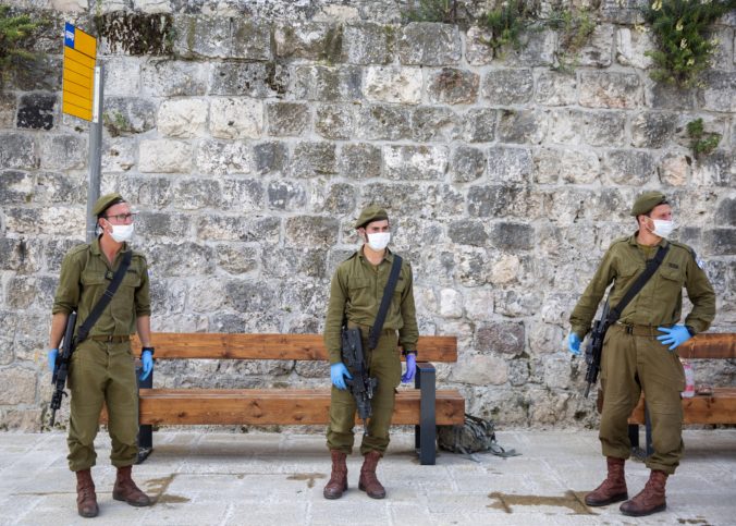Izraelská armáda už zaočkovala veľkú väčšinu svojich vojakov, zostávajúcich nútiť nebudú
