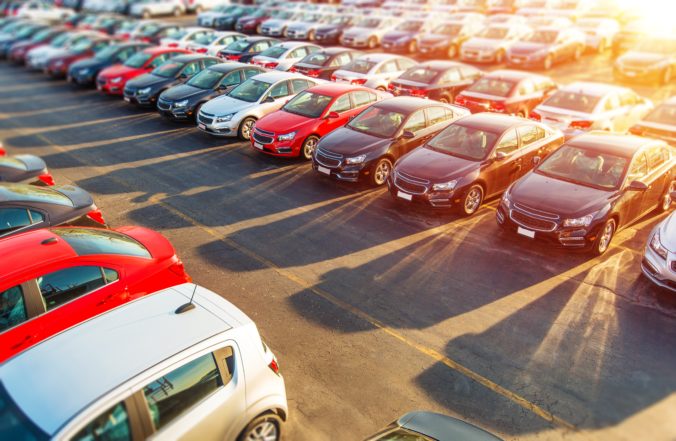 Predajcovia vozidiel a servisy majú problém. Predajne sú zatvorené, zisky klesajú a hrozí aj prepúšťanie Predajcovia vozidiel a servisy majú problém. Predajne sú zatvorené, zisky klesajú a hrozí aj prepúšťanie