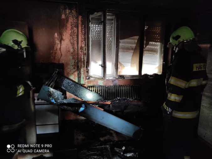 V obci Komjatice vypukol v rodinnom dome požiar, neprežila jedna osoba (foto)