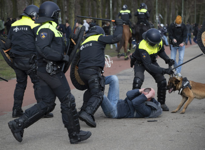 V Holandsku protestovali stovky ľudí proti vláde i lockdownu, policajti použili aj vodné delo (video)