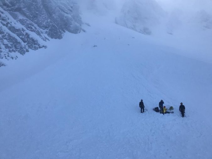 V Mlynickej doline zasypala lavína troch skialpinistov, na mieste zasahovali leteckí záchranári