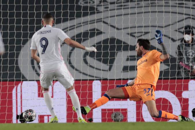 Real Madrid je po dvoch rokoch vo štvrťfinále Ligy majstrov, Benzema proti Atalante strelil jubilejný gól (video)