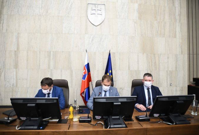 Vláda predĺžila núdzový stav na Slovensku, schváliť ho ešte musia poslanci v parlamente