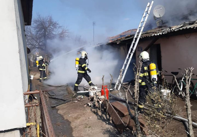 V Komjaticiach horel dom, zahynula jedna osoba a viacerých evakuovali