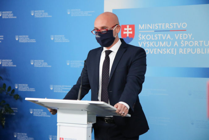 Minister školstva Gröhling podáva demisiu, oznámil to aj prezidentke Čaputovej