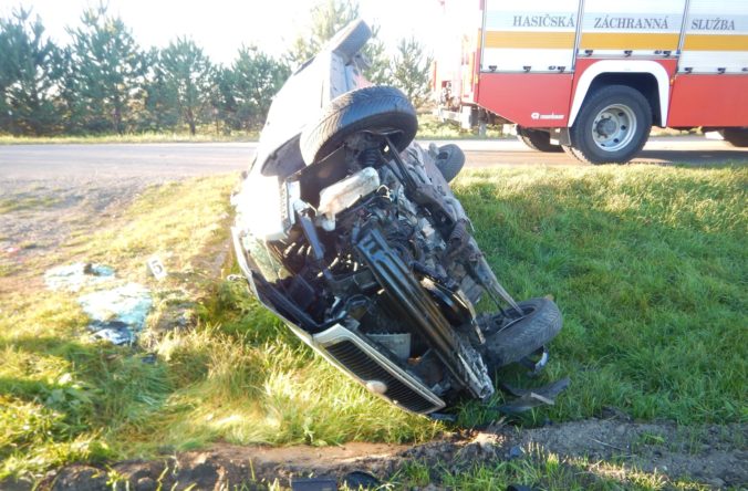 Pri vážnej dopravnej nehode vyhasol jeden život, auto zostalo po náraze obkrútené okolo stromu