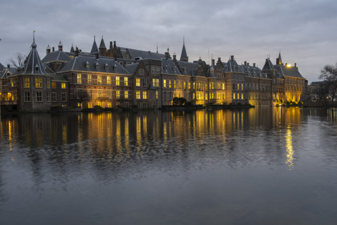 Budovu holandského parlamentu museli evakuovať, obávajú sa bombovej hrozby