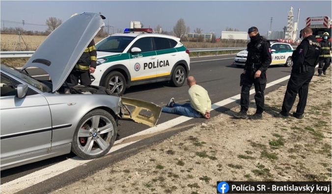 Vodič BMW unikal pred policajtmi na diaľnicu, zastavil ho až náraz po prestrelení pneumatík (video)
