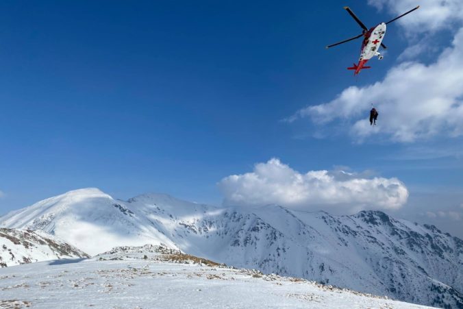 Dvoch Slovákov strhla v Západných Tatrách lavína, zachraňovali ich za pomoci vrtuľníka