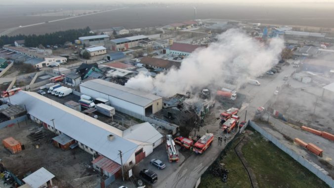 Hasičov potrápil nočný požiar na družstve v Senci, oheň zasiahol aj priľahlé budovy (foto)