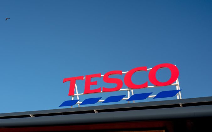 Tesco myslí na ochranu planéty, symbolicky zhasne logo hypermarketov