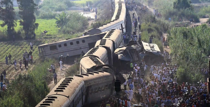 Zrážka dvoch vlakov v Egypte si vyžiadala najmenej 32 obetí a desiatky zranených (video)