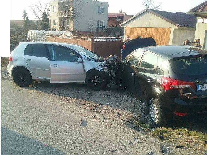V obci Veľké Zálužie došlo k zrážke dvoch áut, traja ľudia sa zranili (foto)