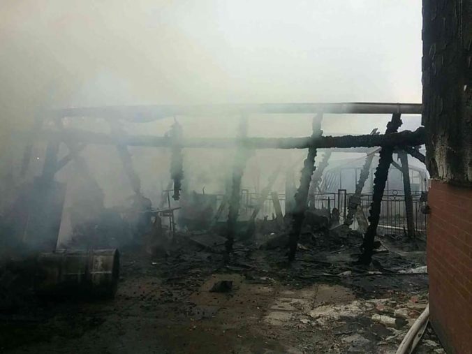 Zásah hasičov si vyžiadal aj požiar garáže a drevenej prístavby rodinného domu v Lozorne (foto)