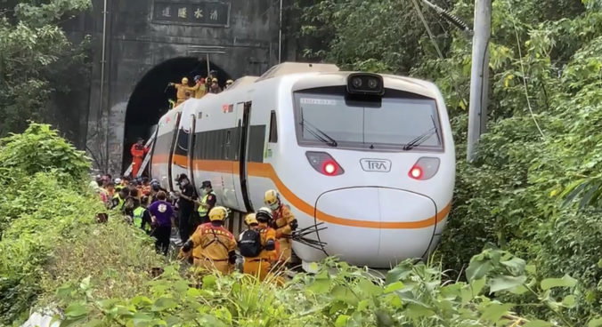 Vykoľajenie vlaku v Taiwane neprežilo asi 48 ľudí. Cestujúci po nehode vyskakovali z okien a dverí (video)