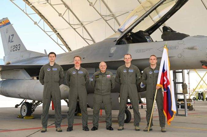 V USA sa v súčasnosti pripravuje osem budúcich slovenských pilotov, lietať budú na stíhačkách F-16