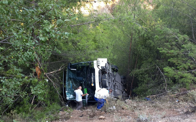 Pri zrážke nákladného auta a autobusu zomrelo 11 ľudí, havária spôsobila prevrátenie ďalších áut (video)