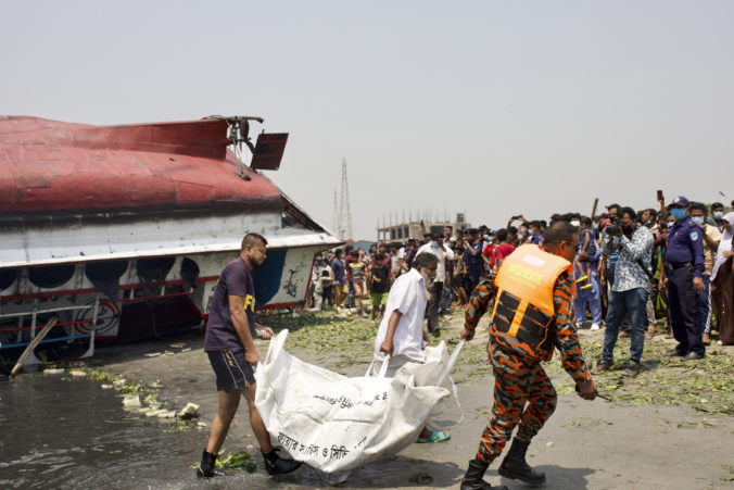 Nákladná loď prevrátila v Bangladéši riečny trajekt, pri nehode zomrelo najmenej 25 ľudí