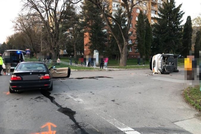 Vodič na Range Roveri sa v Strážskom zrazil s BMW, so svojím autom sa prevrátil na bok