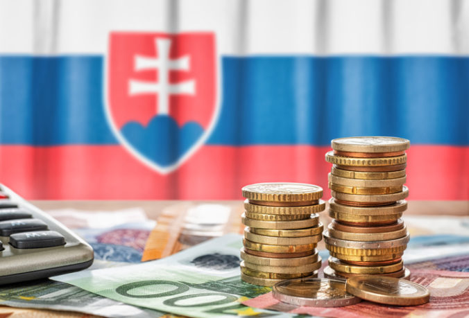 Štát stráca na daniach takmer 600 miliónov eur, prognózy však hovorili až o dvoch miliardách