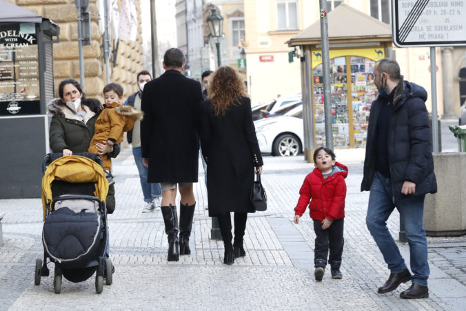 Česká vláda odklepla návrat detí do škôl a zmiernila aj ďalšie opatrenia, situácia však nie je ideálna