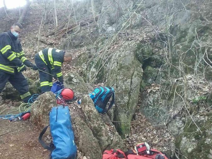 Hasiči zachránili osobu, ktorá uviazla v jaskyni pri Piešťanoch
