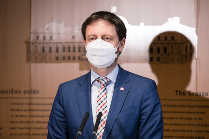 Premiér Heger je vďačný za kvalitných vedcov na Slovensku a ľutuje, že z pandémie je politika