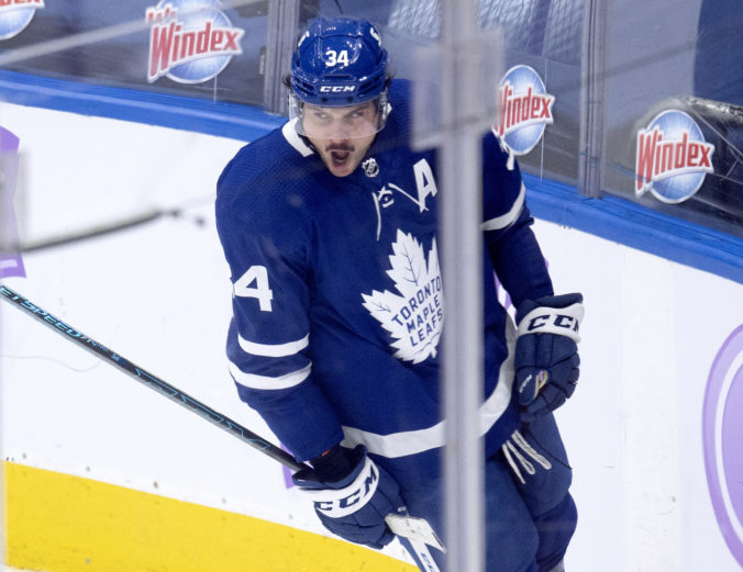 Matthews hetrikom posunul Toronto na čelo NHL, brankár Campbell dosiahol rekord (video)