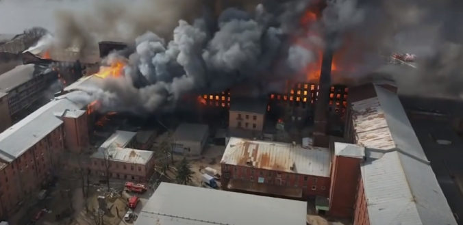 Opustená budova v Petrohrade začala horieť, pri zásahu zahynul hasič (video)