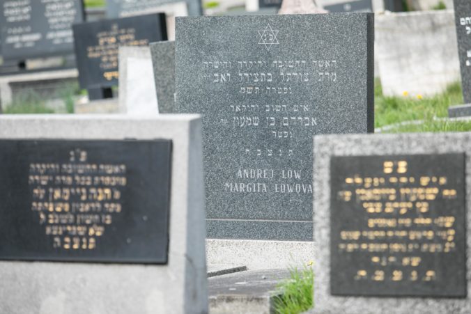 Pri židovskom cintoríne v Bratislave objavili stovky vzácnych náhrobných kameňov